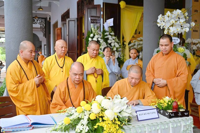 Thượng tọa Thích Thanh Phong ghi sổ tang phân ưu cùng môn đồ pháp quyến