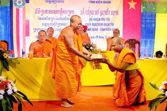 Thượng tọa Danh Phản trao con dấu chùa Rạch Tìa đến Đại đức Danh Tính, tân trụ trì lưu giữ Thượng tọa Danh Phản trao con dấu chùa Rạch Tìa đến Đại đức Danh Tính, tân trụ trì lưu giữ