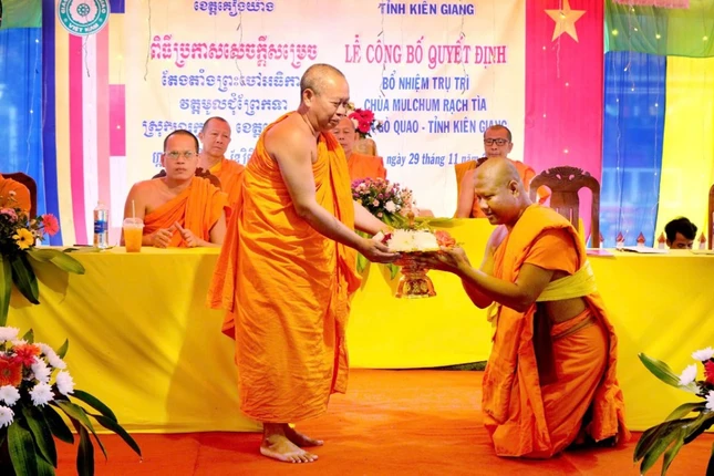 Thượng tọa Danh Phản trao con dấu chùa Rạch Tìa đến Đại đức Danh Tính, tân trụ trì lưu giữ