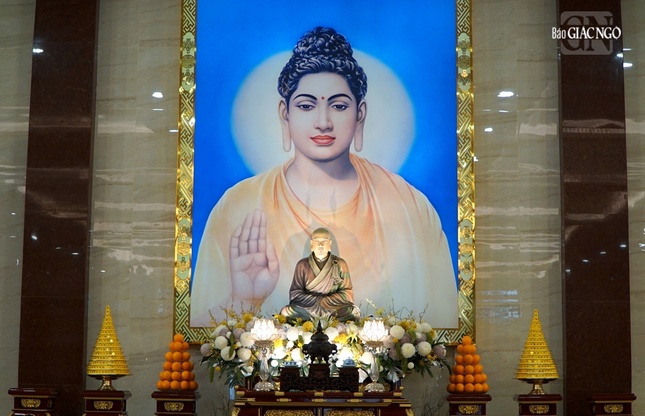 Tôn tượng Đức Phật hoàng Trần Nhân Tông tại Lễ đường Việt Nam Quốc Tự