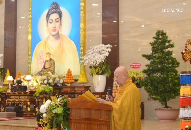 Hòa thượng Thích Lệ Trang, Trưởng ban Tổ chức đã cung tuyên tiểu sử Đức vua - Phật hoàng Trần Nhân Tông