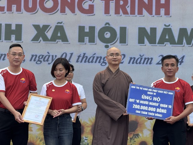 Đại diện Ban Trị sự Phật giáo Q.10 ủng hộ Quỹ "Vì người nghèo" Q.10