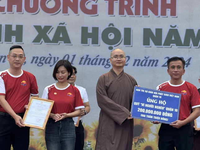 Đại diện Ban Trị sự Phật giáo Q.10 ủng hộ Quỹ "Vì người nghèo" Q.10