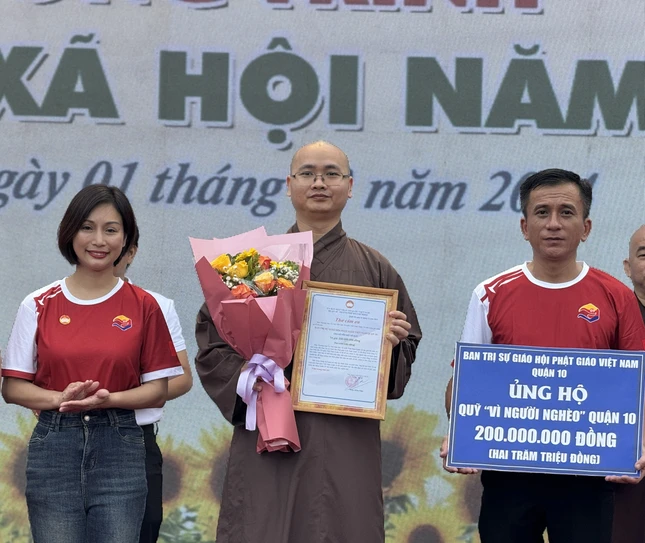 Đại diện Ban Trị sự Phật giáo Q.10 ủng hộ Quỹ "Vì người nghèo" Q.10