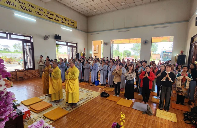 Đoàn từ thiện đảnh lễ Tam bảo tại chùa Hội Phước