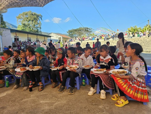 Học sinh thưởng thức bữa cơm do Ban Từ thiện xã hội tịnh xá Ngọc Đức tổ chức Học sinh thưởng thức bữa cơm do Ban Từ thiện xã hội tịnh xá Ngọc Đức tổ chức