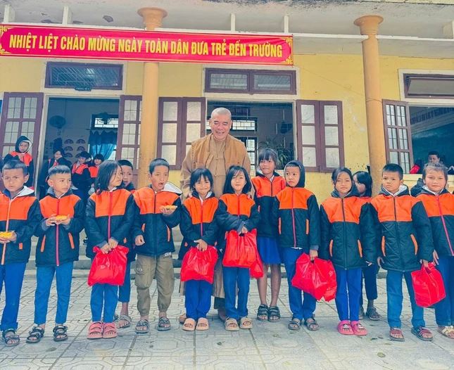 Thượng tọa Thích Nguyên Mãn, trưởng đoàn từ thiện trao quà đến các em học sinh