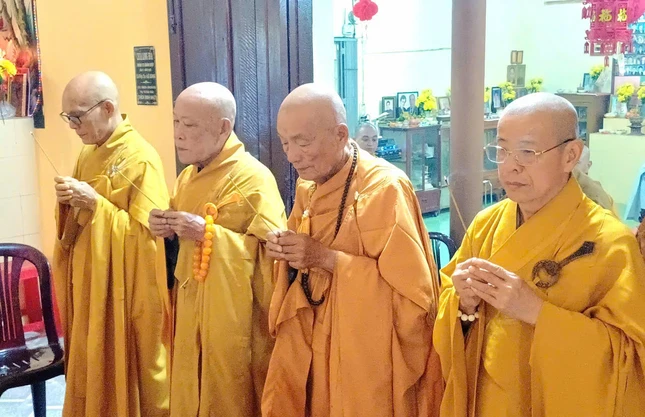 Chư tôn giáo phẩm Ban Chứng minh, Ban Trị sự dâng hương tưởng niệm Chư tôn giáo phẩm Ban Chứng minh, Ban Trị sự dâng hương tưởng niệm