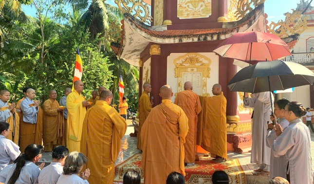 Chư tôn đức tưởng niệm tại bảo tháp thờ xá-lợi Tổ Huệ Quang