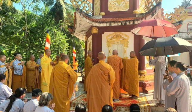 Chư tôn đức tưởng niệm tại bảo tháp thờ xá-lợi Tổ Huệ Quang Chư tôn đức tưởng niệm tại bảo tháp thờ xá-lợi Tổ Huệ Quang