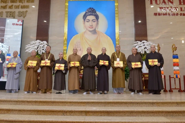 Đại diện các ban chuyên môn nhận Giấy chứng nhận tham gia Khóa bồi dưỡng trụ trì 2024