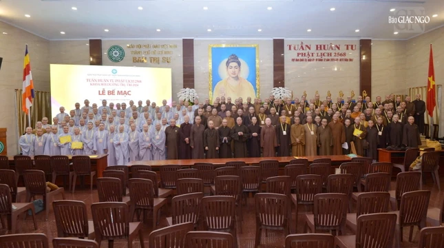 Chư tôn đức Tăng Ni chụp ảnh lưu niệm tại lễ bế mạc Tuần huân tu, Khóa bồi dưỡng trụ trì 2024, do Ban Thường trực Ban Trị sự TP.HCM tổ chức