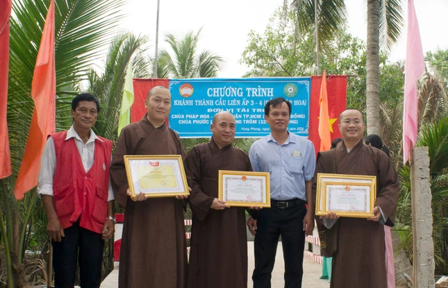 Lãnh đạo địa phương trao Giấy tri ân đến đại diện đơn vị tài trợ