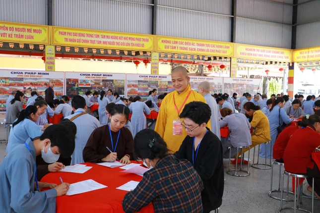 Thí sinh dự thi làm bài luận Thí sinh dự thi làm bài luận