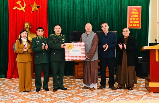Thượng tọa Thích Tâm Đức trao quà tại Đồn Biên phòng Yên Khương