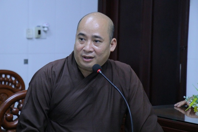 Đại đức Thích Trí Thuận, Phó ban kiêm Chánh Thư ký Ban Trị sự tỉnh phát biểu tại buổi họp