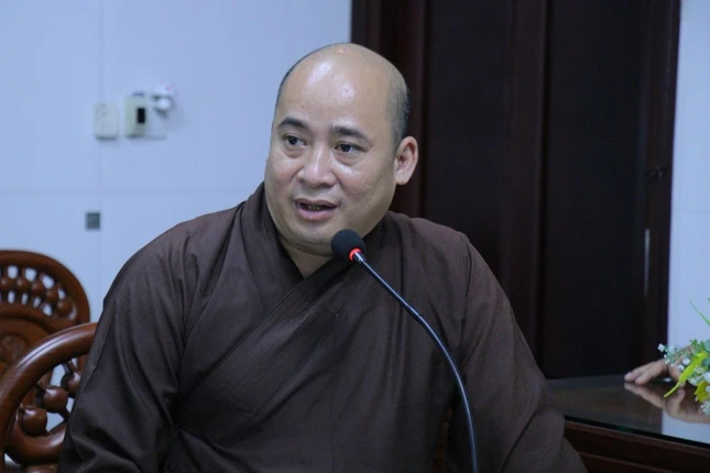 Đại đức Thích Trí Thuận, Phó ban kiêm Chánh Thư ký Ban Trị sự tỉnh phát biểu tại buổi họp