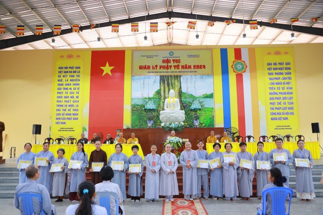 Tặng thưởng cho Phật tử đạt điểm cao