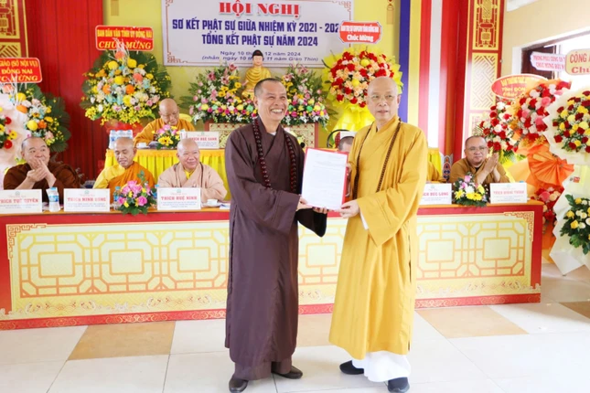 Thượng tọa Thích Huệ Khai trao quyết định chấp thuận cho Ban Trị sự GHPGVN TP.Biên Hòa đặt trụ sở độc lập tại chùa Đức Quang Thượng tọa Thích Huệ Khai trao quyết định chấp thuận cho Ban Trị sự GHPGVN TP.Biên Hòa đặt trụ sở độc lập tại chùa Đức Quang