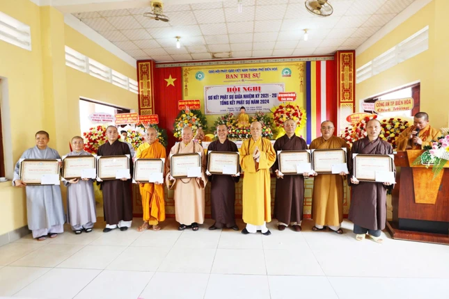 Ban Trị sự tỉnh tặng Bằng tuyên dương công đức đến các tập thể, cá nhân Ban Trị sự tỉnh tặng Bằng tuyên dương công đức đến các tập thể, cá nhân