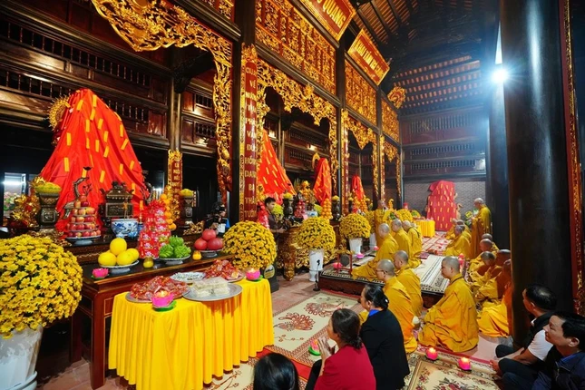 Chư tôn đức thực hiện khóa lễ tại chánh điện chùa Phúc Minh Chư tôn đức thực hiện khóa lễ tại chánh điện chùa Phúc Minh