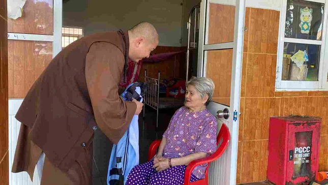 Tặng áo ấm đến người cao tuổi khó khăn