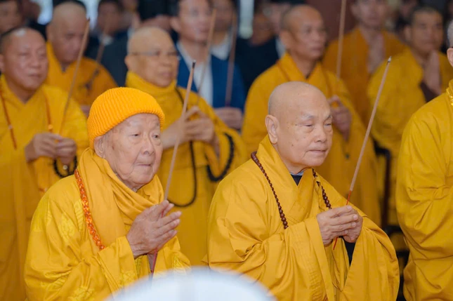 Chư vị giáo phẩm Hội đồng Chứng minh niêm hương tưởng niệm Đức Đệ nhất Pháp chủ GHPGVN Chư vị giáo phẩm Hội đồng Chứng minh niêm hương tưởng niệm Đức Đệ nhất Pháp chủ GHPGVN