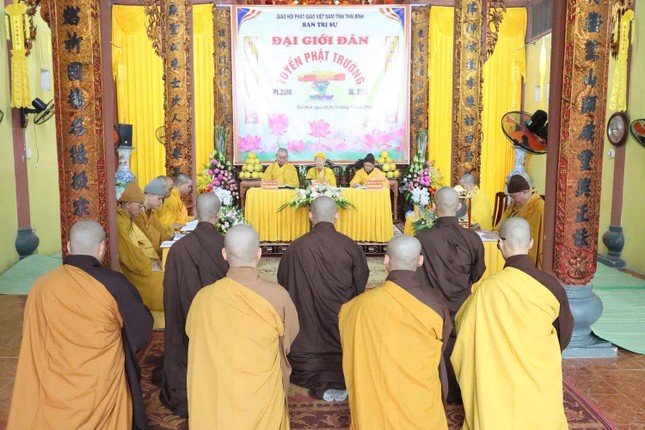 Các giới tử Tỷ-khiêu xả man y, thụ tam y phúc điền