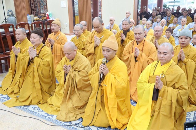 Qúy vị Nghiệp sư và các giới tử ra mắt, đỉnh lễ hai Hội đồng Giới sư