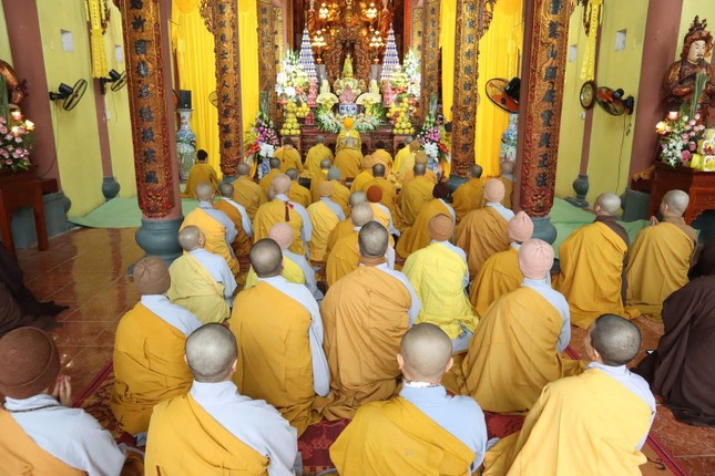 Chư tôn đức lễ đảnh lễ Tam bảo