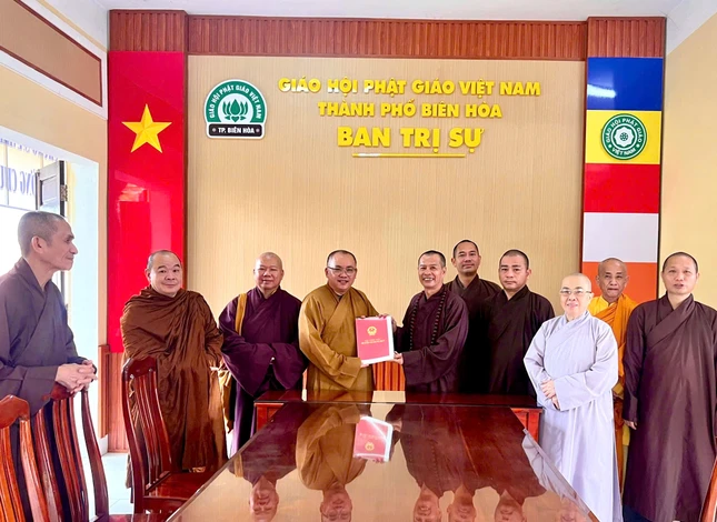 Thượng tọa Thích Minh Trí đã giao Thượng tọa Thích Quảng Thành, Chánh Thư ký Ban Trị sự TP.Biên Hòa chịu trách nhiệm giữ gìn, bảo quản các giấy tờ liên quan đến chùa Đức Quang Thượng tọa Thích Minh Trí đã giao Thượng tọa Thích Quảng Thành, Chánh Thư ký Ban Trị sự TP.Biên Hòa chịu trách nhiệm giữ gìn, bảo quản các giấy tờ liên quan đến chùa Đức Quang