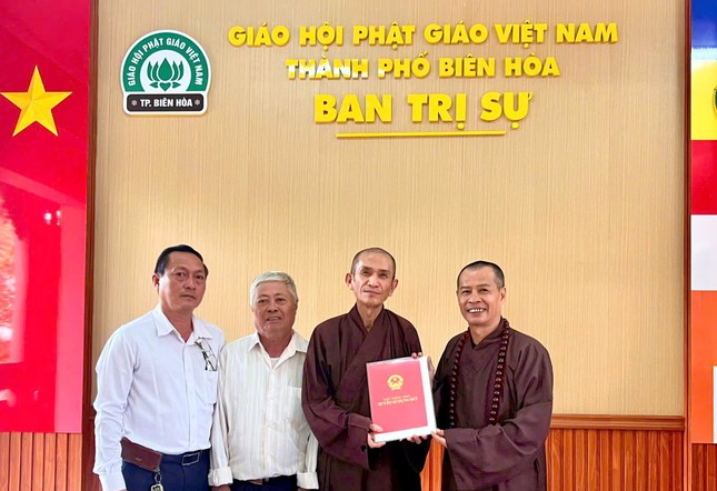 Đại đức Thích Thiện Đương đã bàn giao các loại giấy tờ liên quan đến chùa Đức Quang đến Thượng tọa Thích Minh Trí