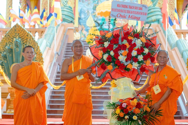 Hòa thượng Thạch Sok Xane trao hoa chúc mừng