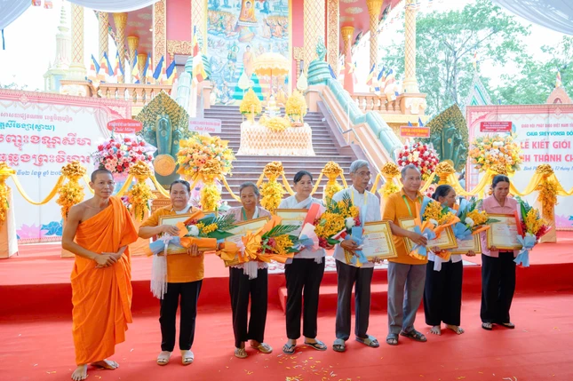 Trao Bằng tuyên công đức cho các mạnh thường quân và Ban Hộ tự.