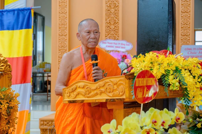 Hòa thượng Thạch Sok Xane sách tấn chư Tăng và Phật tử