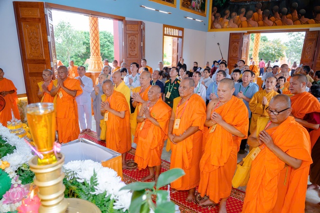 Chư tôn giáo phẩm hệ phái Nam tông Khmer thực hiện nghi thức chú nguyện và tụng kinh cầu an tại chánh điện