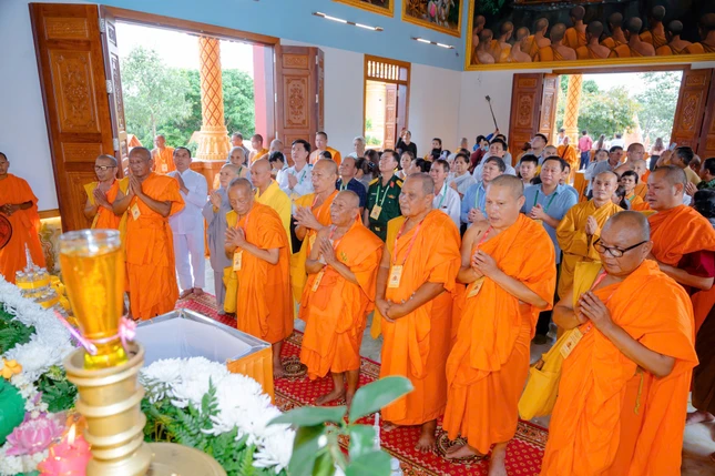 Chư tôn giáo phẩm hệ phái Nam tông Khmer thực hiện nghi thức chú nguyện và tụng kinh cầu an tại chánh điện