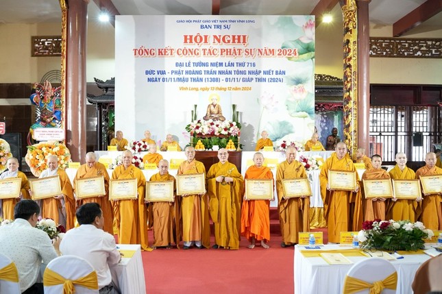 Ban Thường trực ban Trị sự GHPGVN tỉnh Vĩnh Long đã trao tặng nhiều Bằng tuyên dương công đức cho các tập thể và các cá nhân tiêu biểu