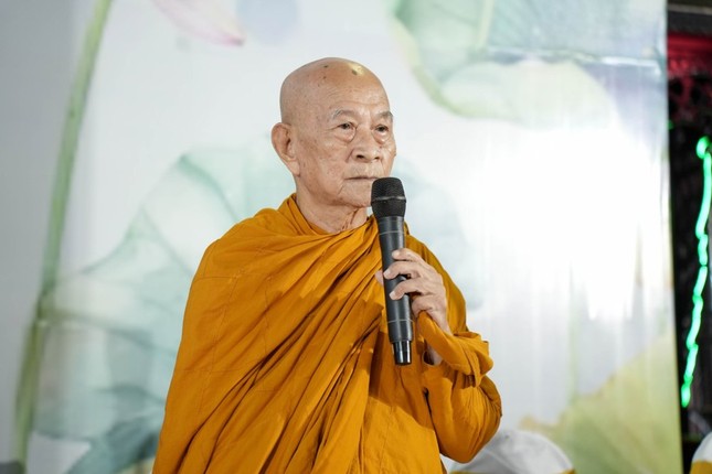 Trưởng lão Hòa thượng Giác Giới ban đạo từ