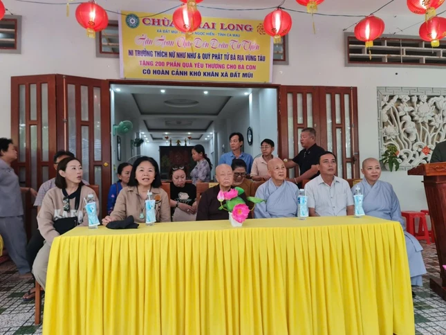 Đoàn từ thiện tại buổi trao quà Đoàn từ thiện tại buổi trao quà