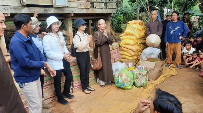 Đoàn từ thiện chùa Phổ Hiền trao quà đến bà con H.Hướng Hóa