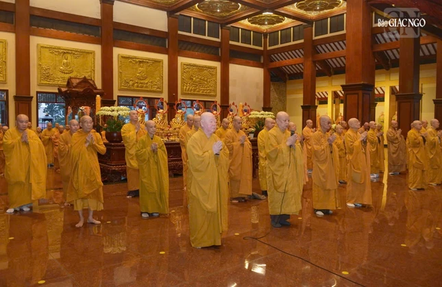 Chư tôn giáo phẩm Hội đồng Chứng minh, Ban Trị sự GHPGVN TP.HCM tham dự Lễ Bố-tát