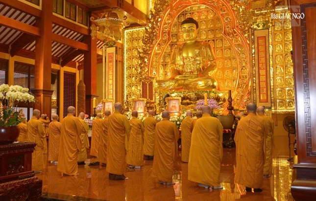 Chư Tăng vân tập định kỳ thính giới, cùng nhắc nhở nhau về giới pháp của hành giả xuất gia