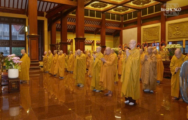 Đức Pháp chủ GHPGVN cùng chư vị giáo phẩm đảnh lễ Tam bảo