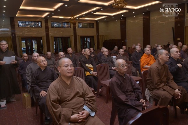 Chư tôn đức tham dự họp