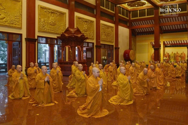 Chư tôn đức thành kính đảnh lễ Tam bảo