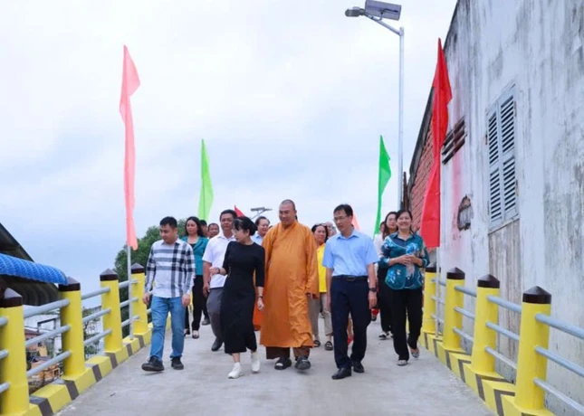 Niềm vui ngày khánh thành công trình giao thông cho bà con địa phương - Ảnh: T.N