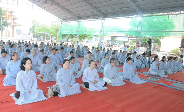 200 Phật tử tham gia khóa tu nhân vía Đức Phật A Di Đà tại chùa Long Phước, TP.Bạc Liêu
