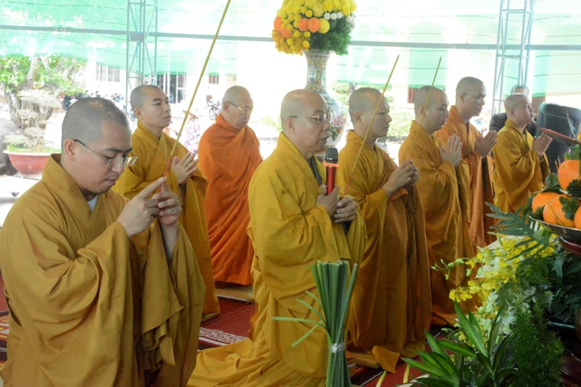 Chư tôn đức dâng hương, đảnh lễ Tam bảo tại lễ khai mạc pháp hội