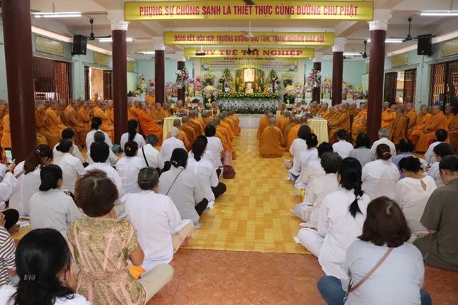 Chư Ni và Phật tử dự lễ tưởng niệm